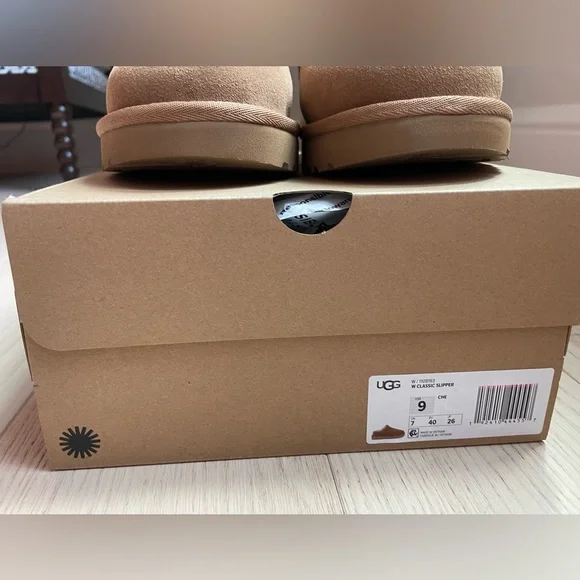NEW UGG Classic Slipper - Picture 4 of 4